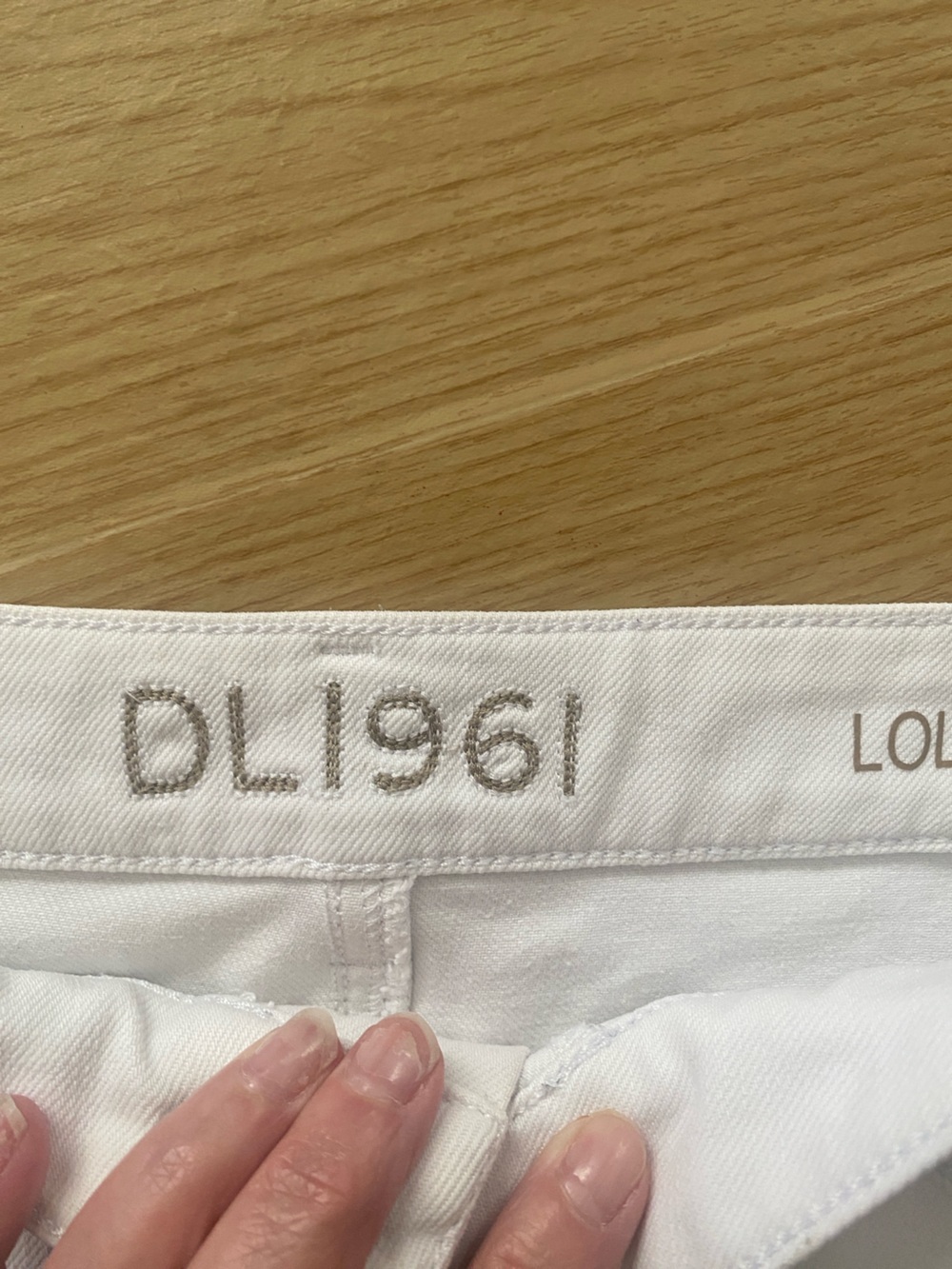 DL1961 Lola White Frayed Hem Denim Shorts SIZE 27. A stain callout - Picture 6 of 15